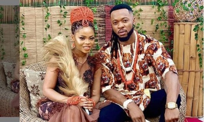 Photo de FLAVOUR ET CHIDIMA REFONT SURFACE EN TENUE DE MARIAGE