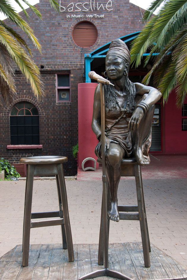 Statue de brenda fassie